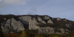 La grotte est au centre inférieur de l image