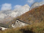 Le village de Motta, le Poncione d Alnasca à gauche et le lieu de bivouac à droite