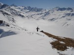 Marche sur la pointe de Tsirouc avec le lac de Moiry sous le brouillard, avril 2008