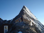 Cabane Mittelegi et derrière, la suite