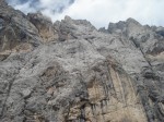 Marmolada, face sud, les temps modernes longent la gauche du triangle jaune avant de sortir sur la plus haute pointe du milieu de la photo