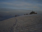 Quand on part dans une grande aventure, on oublie toujours la partie un peu rébartive. Là il s agira de frissonner dans ce bunker en attendant que le téléphérique ne nous ramène dans la vallée