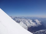 Au dessus des Alpes, en bas, les dernières taches de neige de Macugnaga