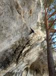 Dans un joli 7a renversant de la Grotte aux fées, au dessus de Vellerat, Jura, décembre 2024