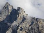 A gauche, le mur de la "Vida es silbar", à droite, le pilier des Genevois.