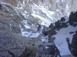 on voit les deux petites terrasses du bivouac, en haut et léger droite du centre de l image