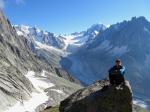 Le caillou devant le refuge, où des culs célèbres se sont posés, sur fond de vallée blanche, d envers des aiguilles et de Mont-Blanc