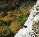 Gorges du Pichoux, voie gauche, écarte les pieds, à gauche & à droite, c est aussi du rocher!