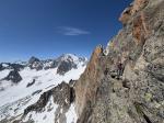 Traversée des Aiguilles Dorées, avec l arête sud de la Sans nom en toile de fond