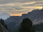 Dolomites 2026, levé du jour sur le massif de Lastei di formin, on voit deux des Tre Cime au fond