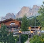 Roda del Vael, "Moulin rouge", et tout ce qu on aime, des voies d enfer avec des restaux italiens à leurs pieds, n est elle pas belle la vie?