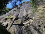 Les superbes fissures de Yosesigo en Italie, avec au centre "Super Simpson", 40 mètres de perfection en 6c+. Comme seul point, le relais à la sortie.